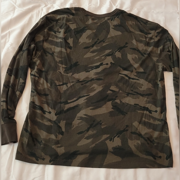 Old Navy Soft Washed Long Sleeve T-Shirt - Picture 3 of 7